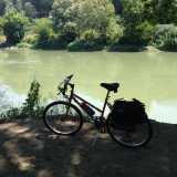 La mountain bike rossa di Giuseppe parcheggiata nel rione Trastevere di Roma: da qui � partita la sua avventura
